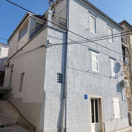 Apartmant Bionda Novi Vinodolski, Cozy And Nice Apartment For 4 People In The City Center Exterior photo