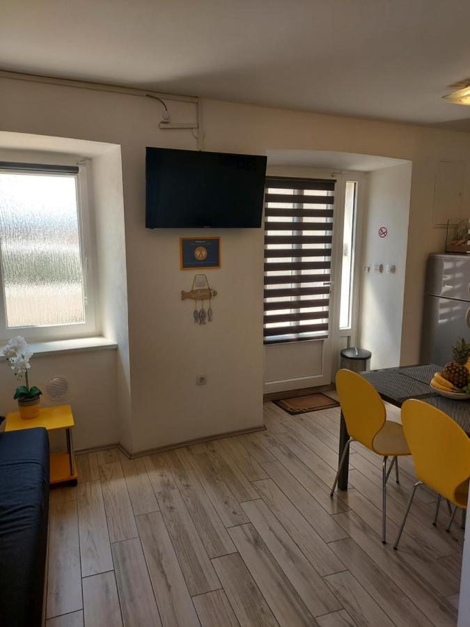 Apartmant Bionda Novi Vinodolski, Cozy And Nice Apartment For 4 People In The City Center Exterior photo