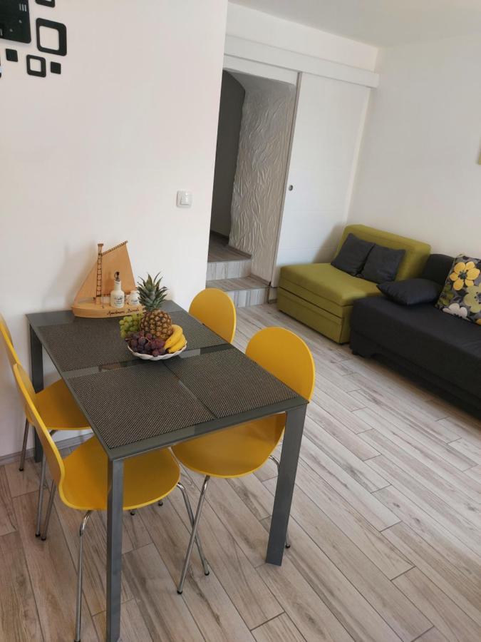 Apartmant Bionda Novi Vinodolski, Cozy And Nice Apartment For 4 People In The City Center Exterior photo