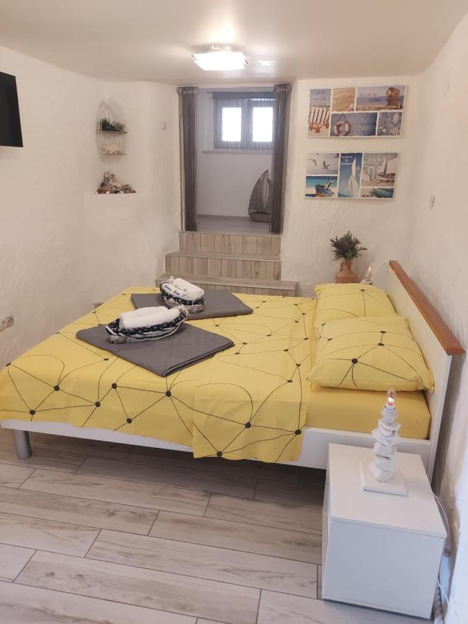 Apartmant Bionda Novi Vinodolski, Cozy And Nice Apartment For 4 People In The City Center Exterior photo