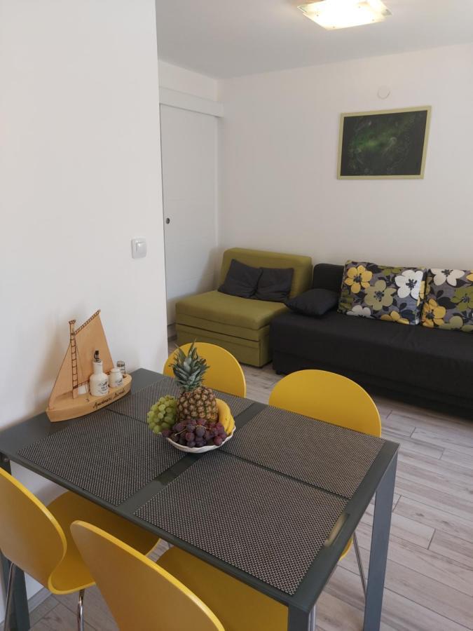 Apartmant Bionda Novi Vinodolski, Cozy And Nice Apartment For 4 People In The City Center Exterior photo