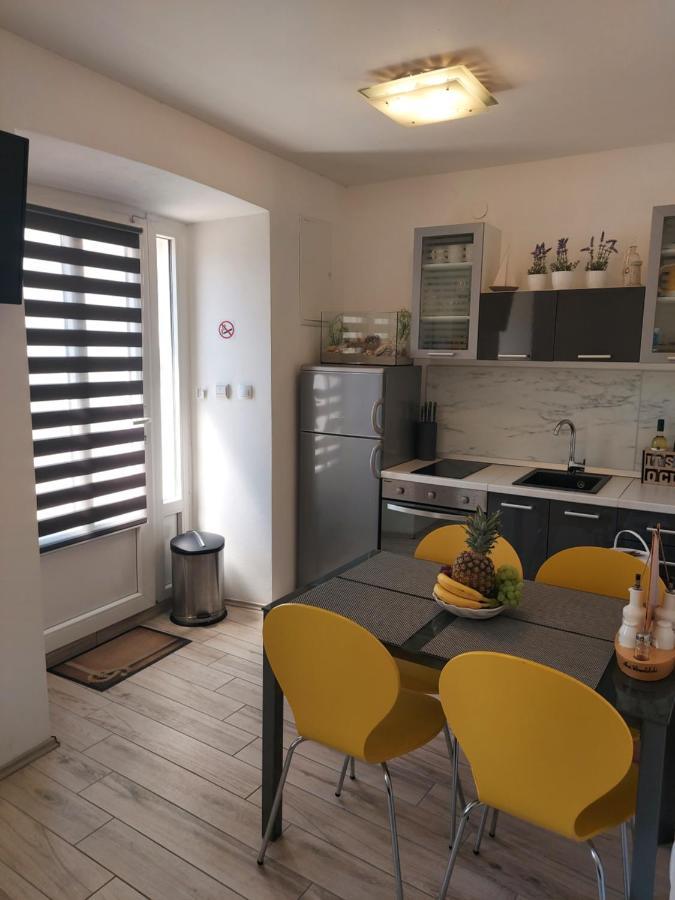 Apartmant Bionda Novi Vinodolski, Cozy And Nice Apartment For 4 People In The City Center Exterior photo