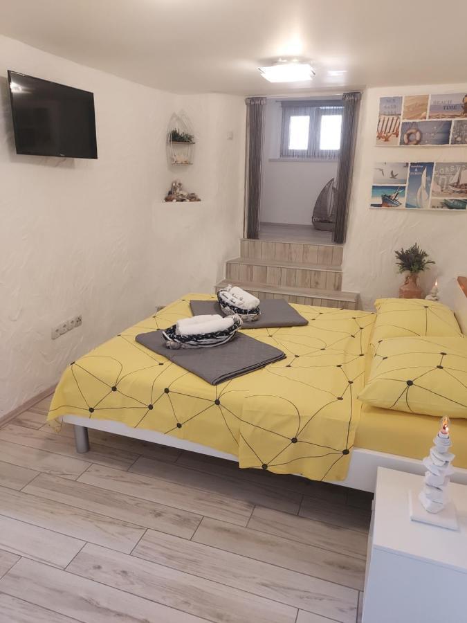 Apartmant Bionda Novi Vinodolski, Cozy And Nice Apartment For 4 People In The City Center Exterior photo