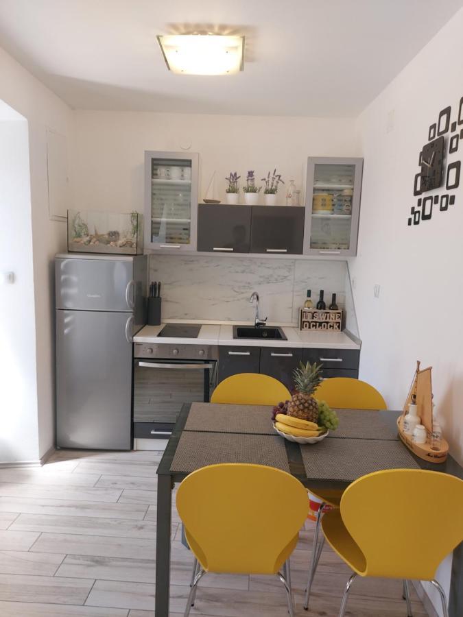 Apartmant Bionda Novi Vinodolski, Cozy And Nice Apartment For 4 People In The City Center Exterior photo