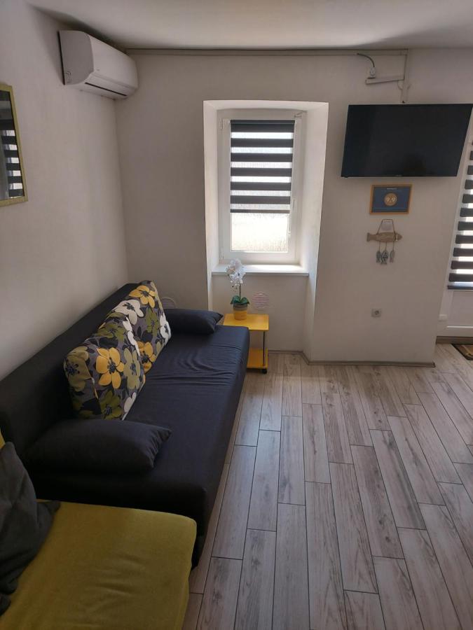 Apartmant Bionda Novi Vinodolski, Cozy And Nice Apartment For 4 People In The City Center Exterior photo