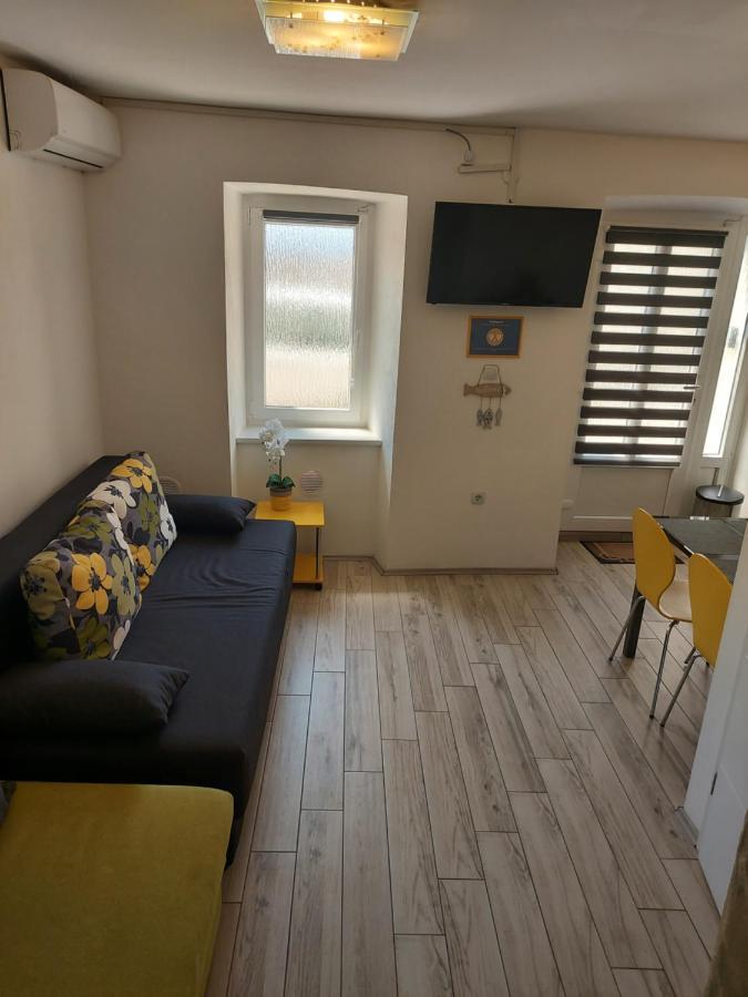 Apartmant Bionda Novi Vinodolski, Cozy And Nice Apartment For 4 People In The City Center Exterior photo