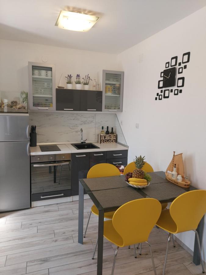 Apartmant Bionda Novi Vinodolski, Cozy And Nice Apartment For 4 People In The City Center Exterior photo