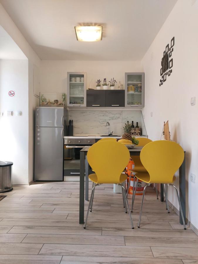 Apartmant Bionda Novi Vinodolski, Cozy And Nice Apartment For 4 People In The City Center Exterior photo