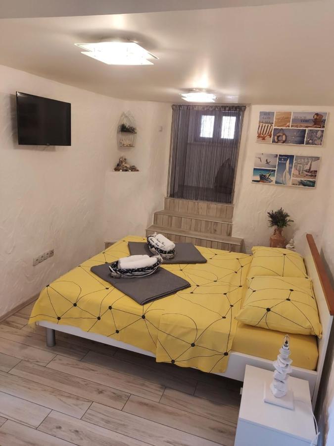 Apartmant Bionda Novi Vinodolski, Cozy And Nice Apartment For 4 People In The City Center Exterior photo