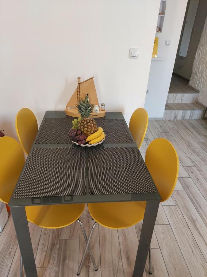 Apartmant Bionda Novi Vinodolski, Cozy And Nice Apartment For 4 People In The City Center Exterior photo