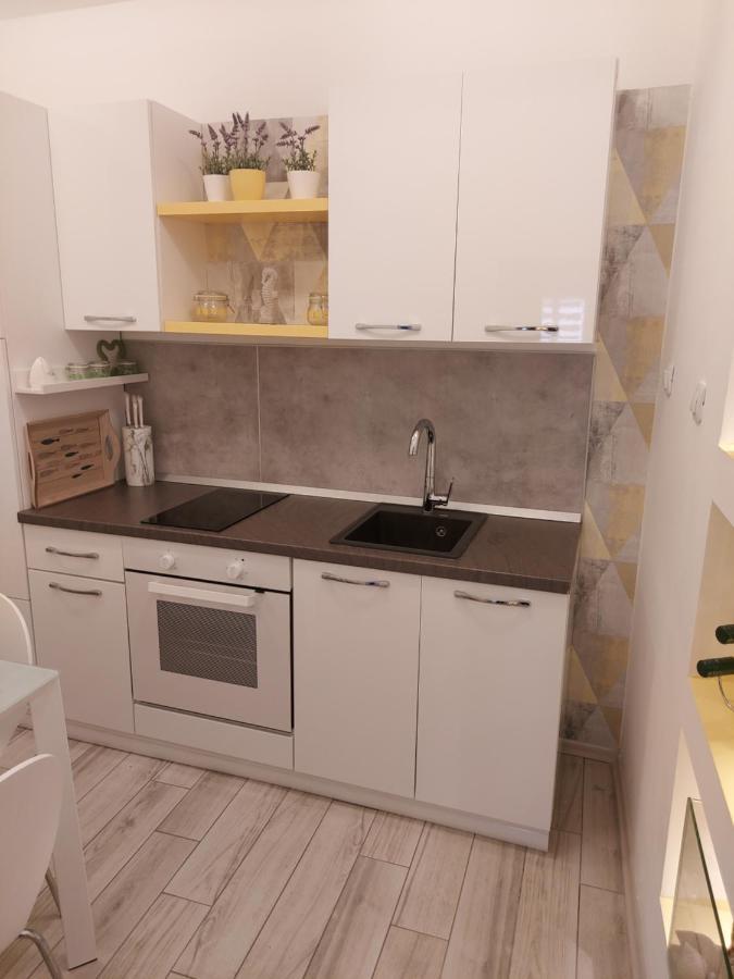 Apartmant Bionda Novi Vinodolski, Cozy And Nice Apartment For 4 People In The City Center Exterior photo