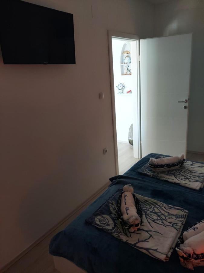 Apartmant Bionda Novi Vinodolski, Cozy And Nice Apartment For 4 People In The City Center Exterior photo