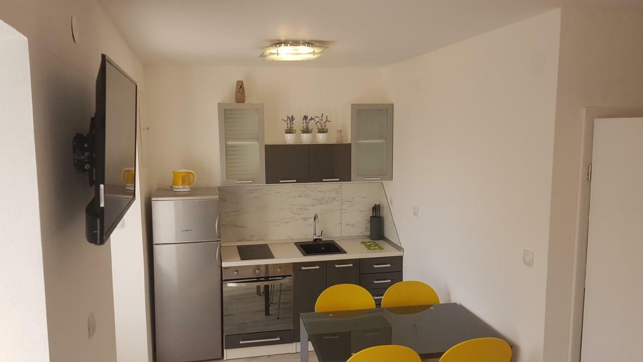 Apartmant Bionda Novi Vinodolski, Cozy And Nice Apartment For 4 People In The City Center Exterior photo